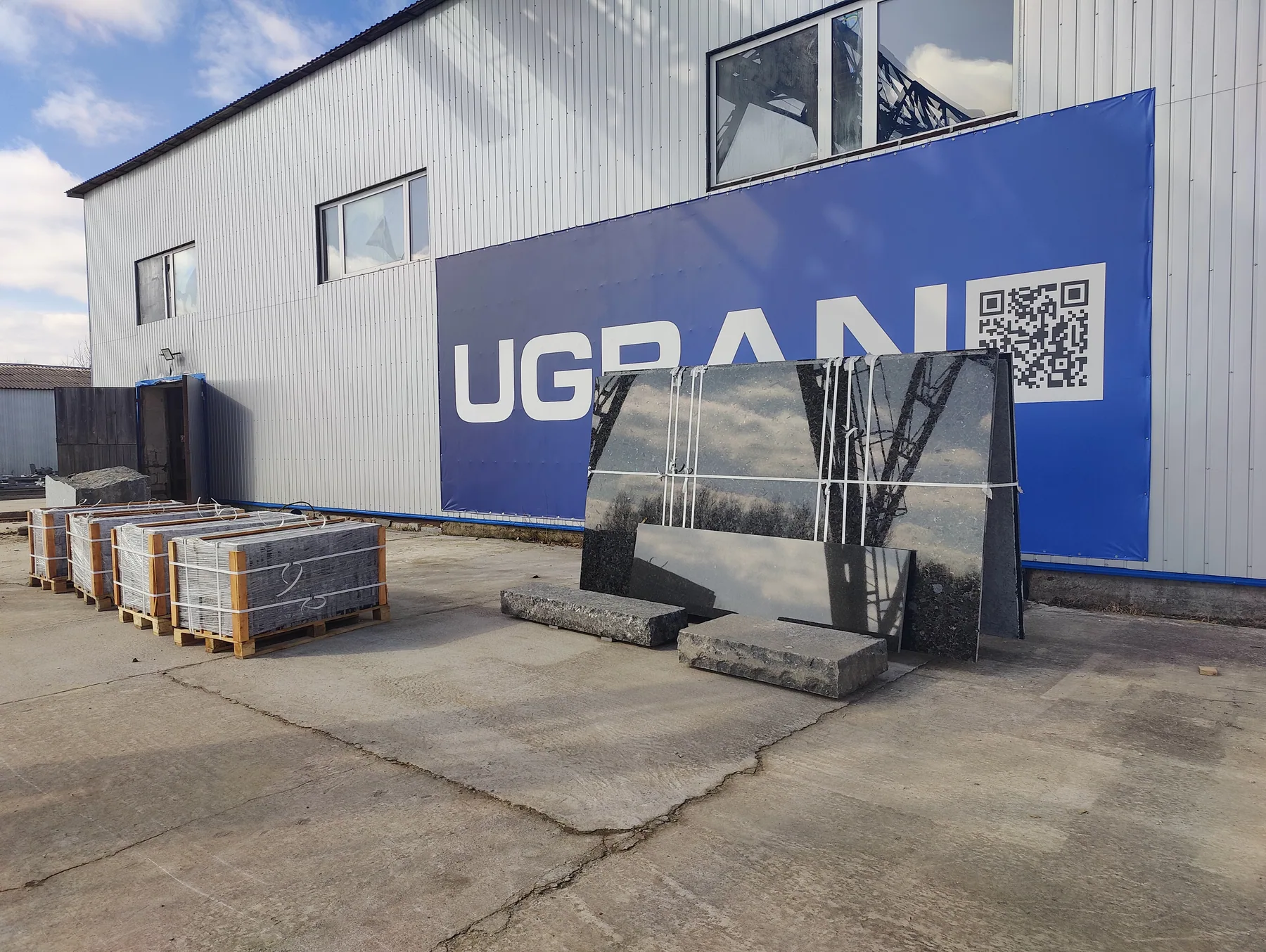 Плити й готові партії каменю біля виробничого майданчика UGRAN в Україні